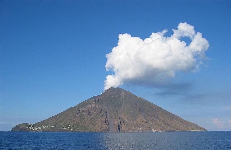 Włochy - wulkan Stromboli.jpg